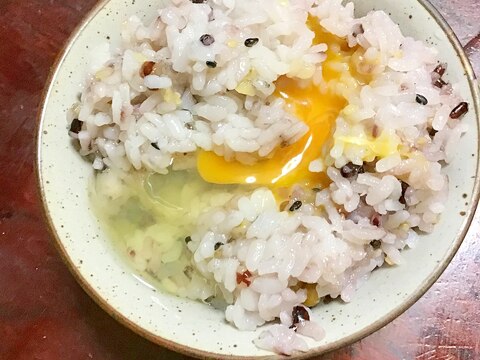 雑穀米の白だし卵掛けご飯。